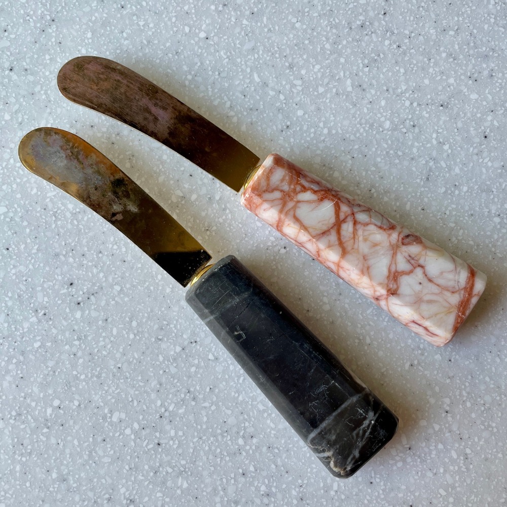 Vintage Marble Cheese Spreaders Set of 2 Black Red Veined Stone Gold Tone Metal‎